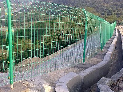 普遍的公路護欄網價格相當?shù)鸵恍┻m合大面積采用